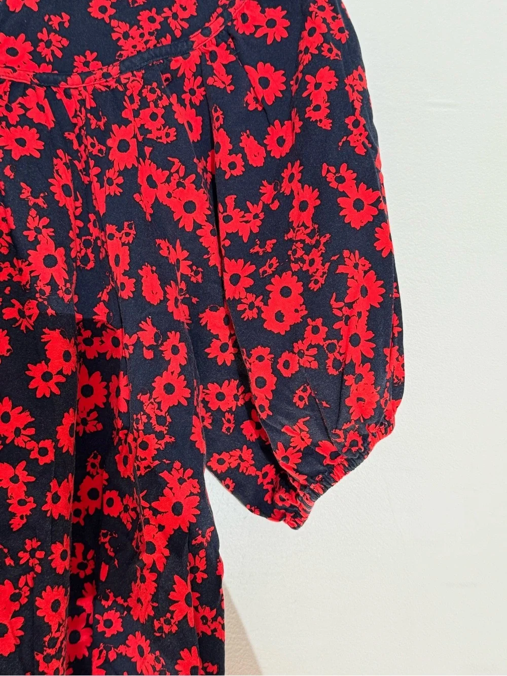 LOFT Red Floral Blouse Navy Puff Sleeve Pleated Front Size M